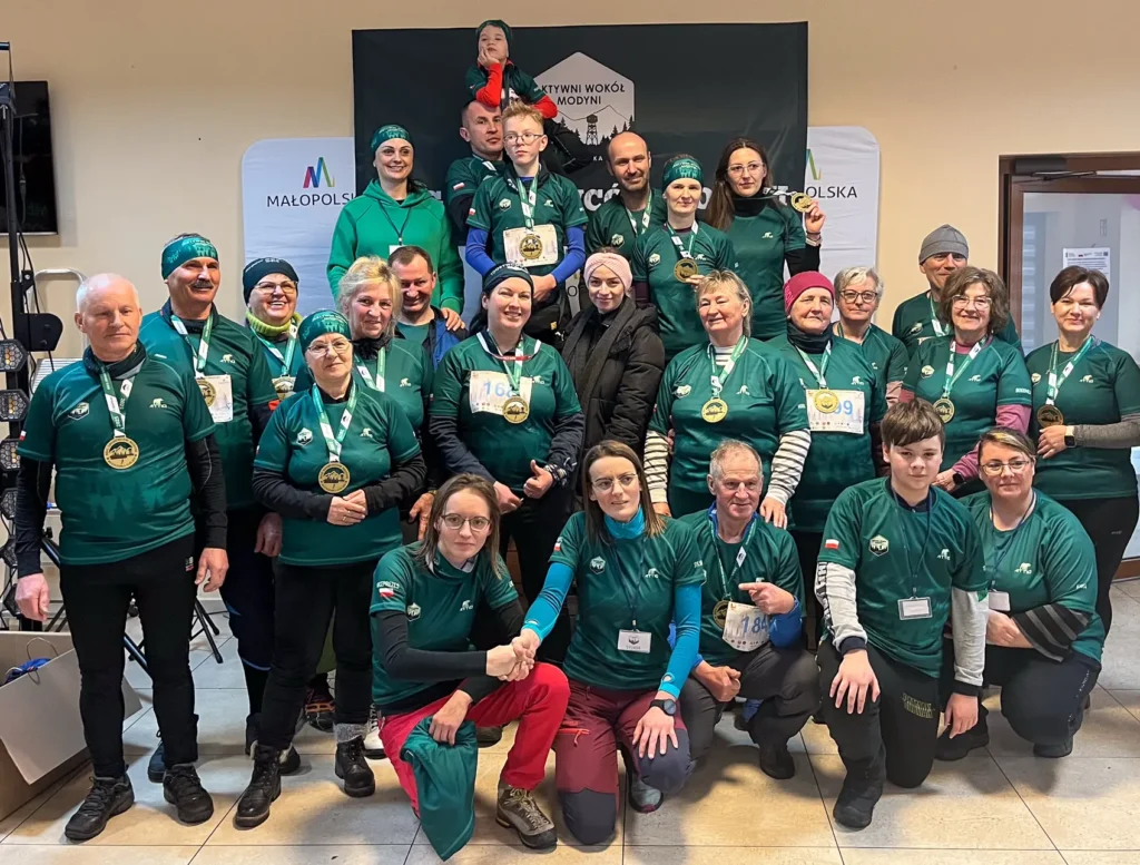 uczestnicy Biegu Zdobywców Modyni 2025