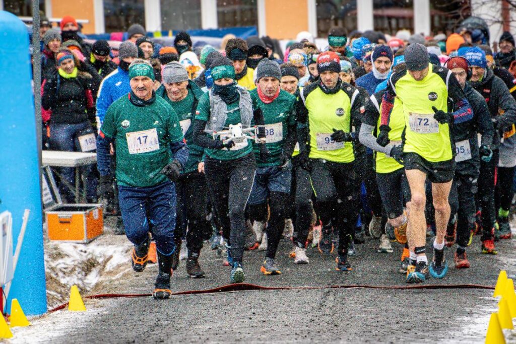 Start biegu zimowego 2025 Biegu Zdobywców Modyni